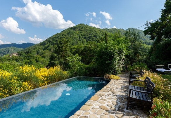 La piscina misura 9 x 3,5 m con profondità costante di 1,25 m con depurazione al sale - Pieve del Borgo