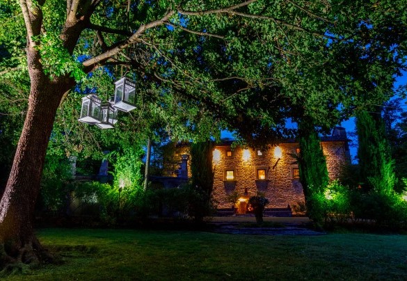 La curata illumanazione esterna offre un ambiente poetico - Pieve del Borgo