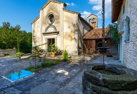 Il piano terra è completato da una chiesa sconsacrata del 1400 - Pieve del Borgo