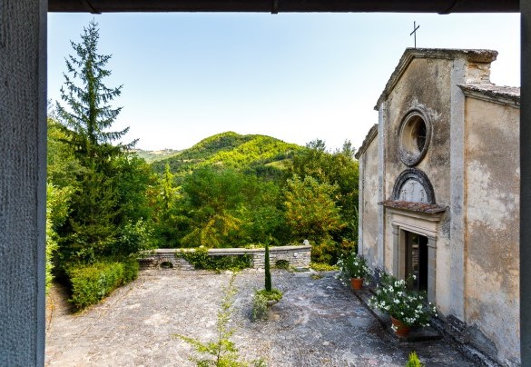 La finestra si affaccia sul cortile interno - Pieve del Borgo