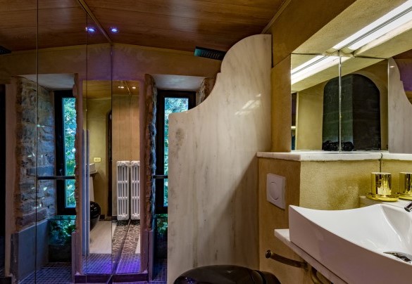 Il bagno al piano superiore si affaccia sul giardino - Pieve del Borgo