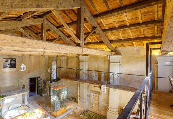 Il tetto a capriata copre la chiesa - Pieve del Borgo