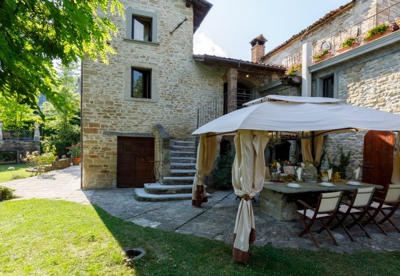 Il giardino offre numerosi punti per godere di pranzi all'aperto - Pieve del Borgo