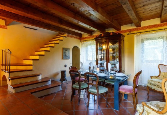 La scala in cotto porta al piano superiore - Pieve del Borgo