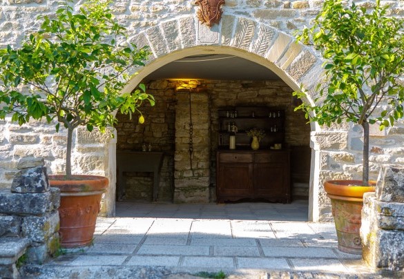I muri in pietra caratterizzano lo stile del casale - Pieve del Borgo