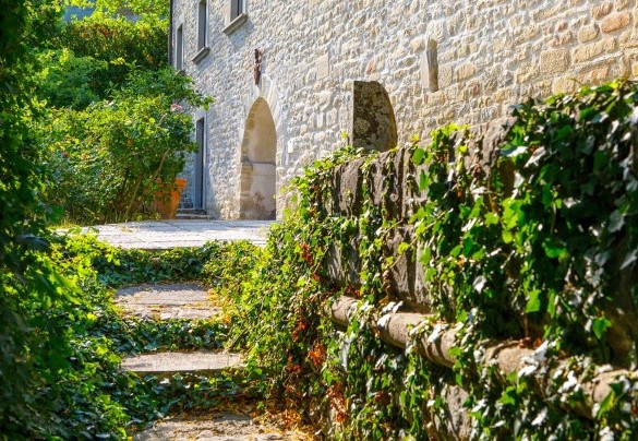 I muri in pietra caratterizzano lo stile del casale - Pieve del Borgo