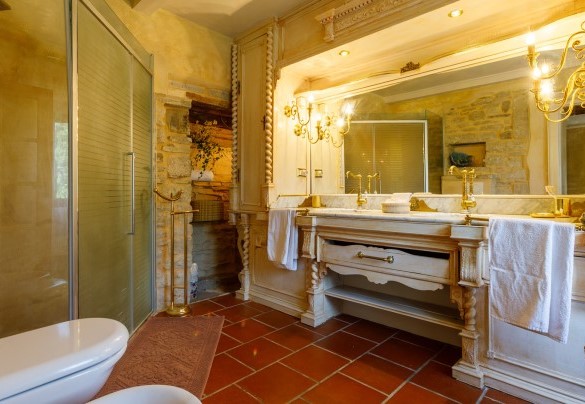 Il bagno al piano terra è arredato con stile - Pieve del Borgo