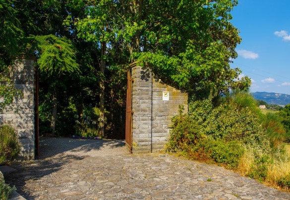 L'ingresso del casale si affaccia sulla strada asfaltata - Pieve del Borgo
