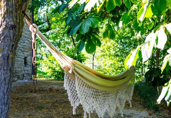Alcuni angoli relax arricchiscono il parco esterno - Pieve del Borgo