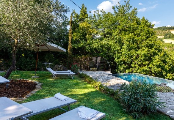 I lettini a bordo piscina a disposizione per il vostro relax - Pieve del Borgo