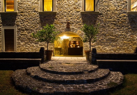 I muri in pietra completano lo stile rustico del casale - Pieve del Borgo