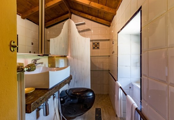Il bagno al piano superiore si affaccia sul giardino - Pieve del Borgo