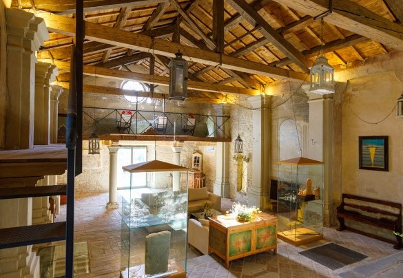 L'interno della chiesa sconsacrata è stato coscientemente ristrutturato - Pieve del Borgo