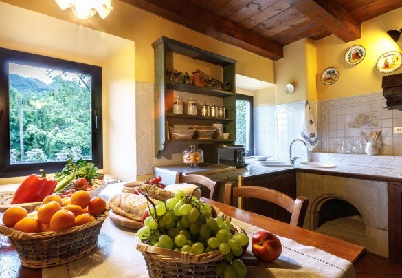 La cucina luminosa si presta per le vostre fantasie culinarie - Pieve del Borgo