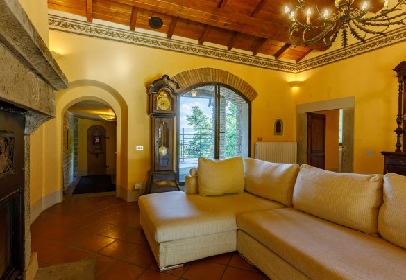 Il salotto interno è dotato di ampio divano - Pieve del Borgo