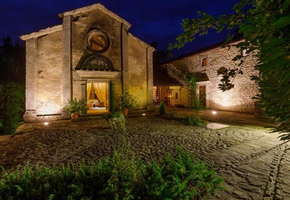 La chiesa illuminata crea un ambiente suggestivo - Pieve del Borgo