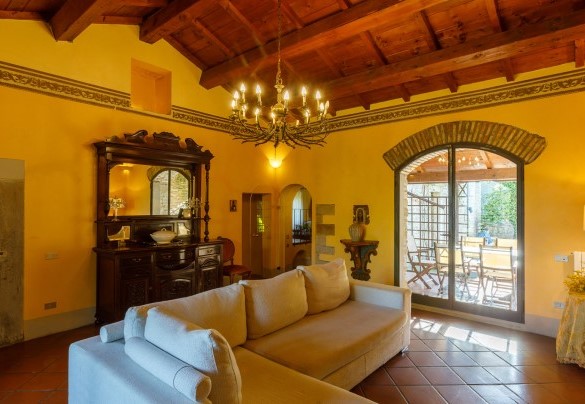 Il salotto interno è dotato di ampio divano - Pieve del Borgo