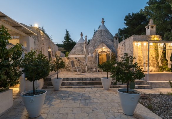 The exterior of the illuminated Pigreco trullo – Pigreco