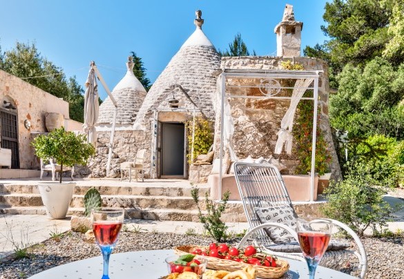 The equipped exterior in front of the trullo – Pigreco