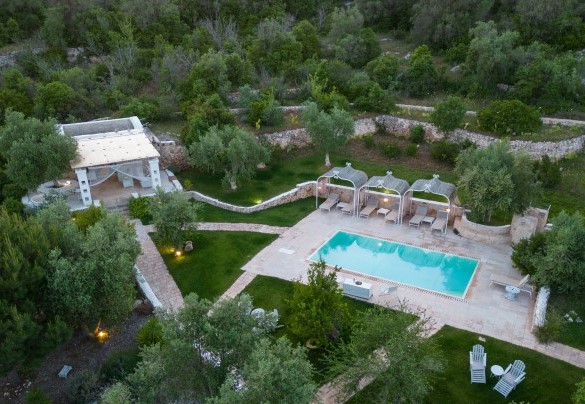 The swimming pool and the lamia Brujia seen from above – Pigreco