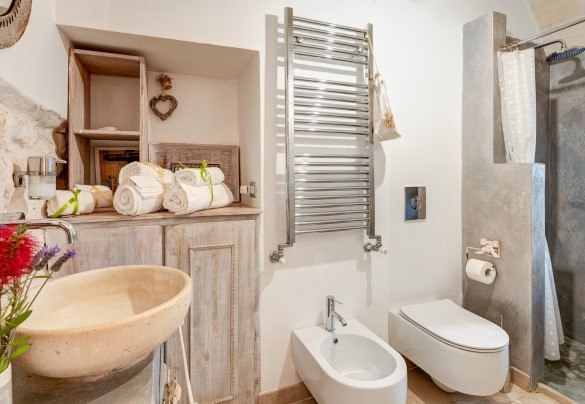 Bathroom with shower, en-suite of double bedroom Lamia Tata - Pigreco