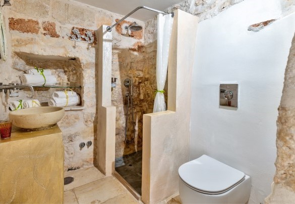 Bathroom with shower, en-suite of the Pigreco suite - Pigreco