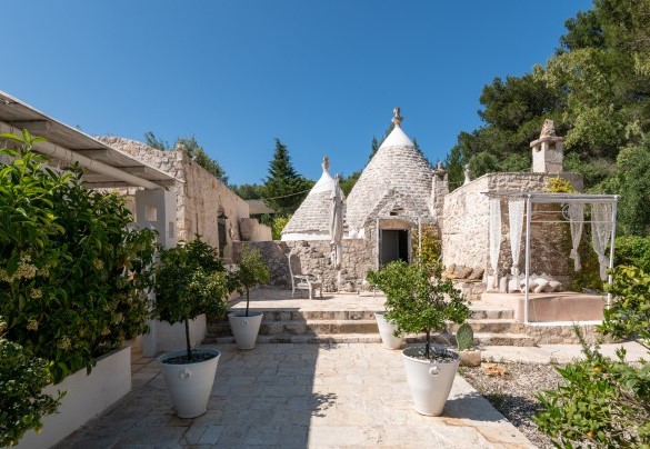 Entrance square to the Pigreco trullo – Pigreco
