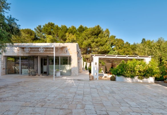 View from outside of the central lamia with dining room and kitchen – Pigreco