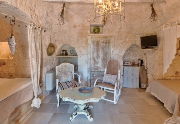 The alcove with double bed, the sitting room and the single bed in the Pigreco suite - Pigreco