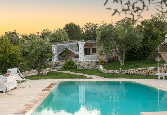 Lamia Bruja Suite seen from the swimming pool – Pigreco