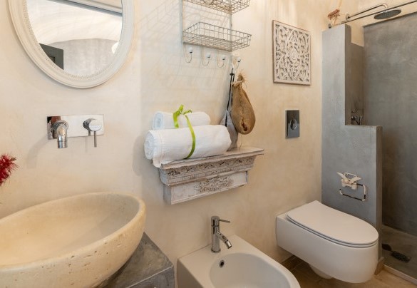 Bathroom with shower, en-suite of the double bedroom Lamia Bruja - Pigreco