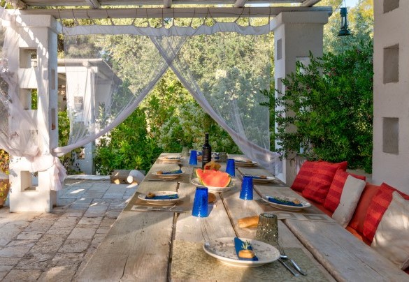 The large shaded outdoor dining table – Pigreco