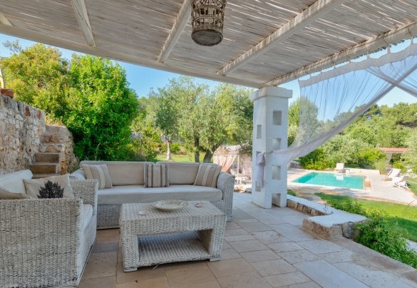 Equipped outdoor patio of Suite Lamia Bruja – Pigreco