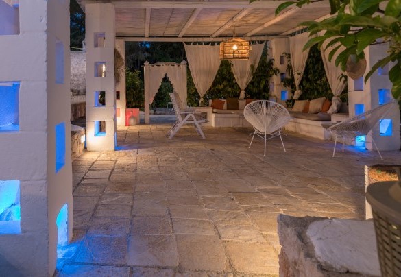The living room of the main pergola illuminated in the evening – Pigreco