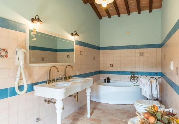 Bathroom with hydromassage tub n.3, en-suite the bedroom n.3 – Podere Bagnolo 8