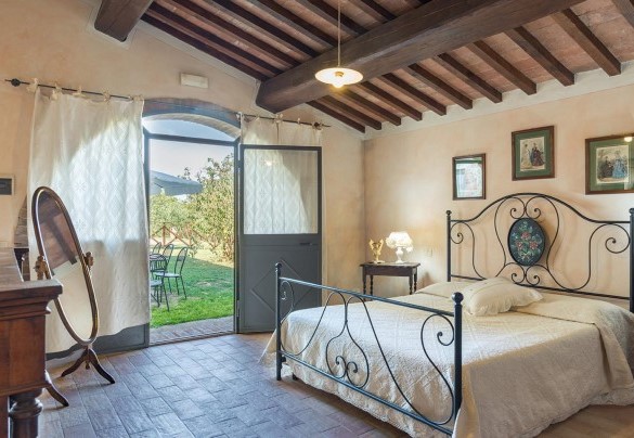 Double bedroom n.1 with en-suite bathroom and direct exit into the garden, on the ground floor – Podere Bagnolo 8