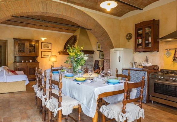 Open space with kitchen, dining and seating area – Podere Bagnolo 8