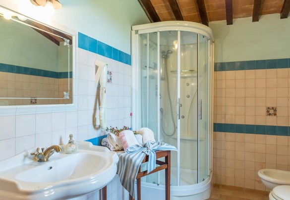 Bathroom with hydromassage shower n.1, en-suite the bedroom n.1 – Podere Bagnolo 8
