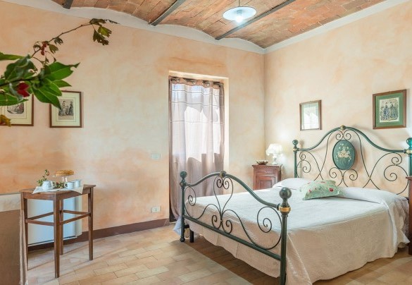 Double bedroom n.2 with en-suite bathroom and direct exit into the garden, on the ground floor – Podere Bagnolo 8