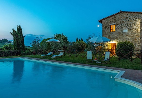The park is lit with soft and enveloping lights under the Tuscany sky of Rome – Podere Bagnolo 8