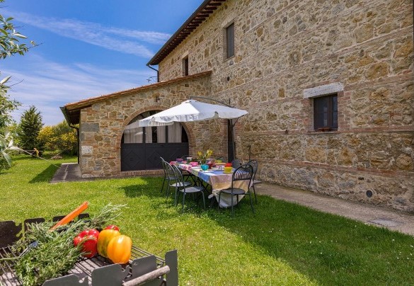 Umbrella with dining area, just few steps from the country house – Podere Bagnolo 8