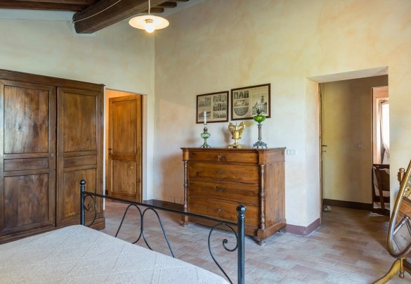 Double bedroom n.1 with en-suite bathroom and direct exit into the garden, on the ground floor – Podere Bagnolo 8