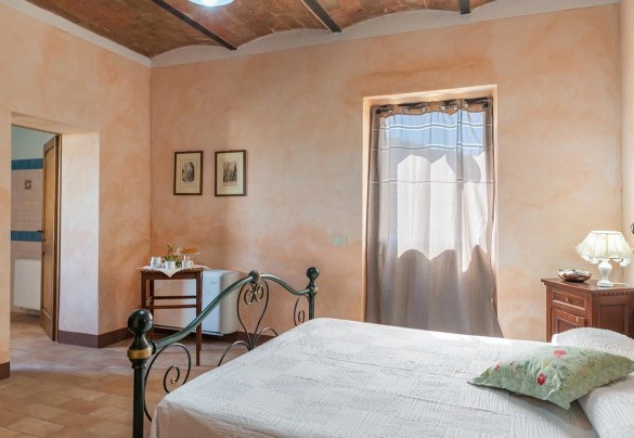 Double bedroom n.2 with en-suite bathroom and direct exit into the garden, on the ground floor – Podere Bagnolo 8