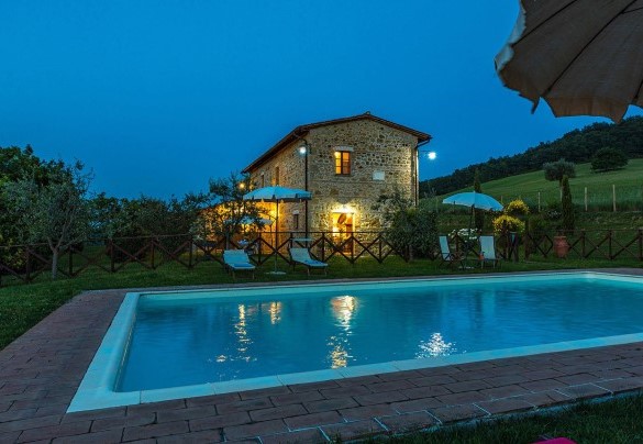 The property surrounded by lights in warm and soft tones – Podere Bagnolo 8