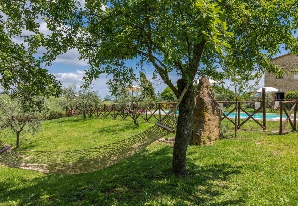 The hammock to relax in the quiet of the park - Podere Bagnolo 8