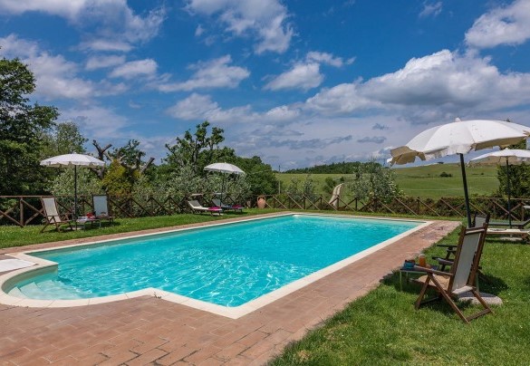The pool measures 6 x 12 m with the depth ranging from 1.40 to 2 m; bordered in stone and lined with PVC, it has Roman steps for access to the water – Podere Bagnolo 8
