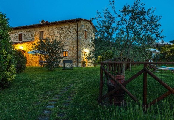 After the sunset the villa buys a new charm – Podere Bagnolo 8