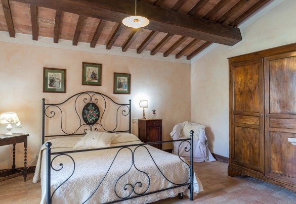 Double bedroom n.1 with en-suite bathroom and direct exit into the garden, on the ground floor – Podere Bagnolo 8