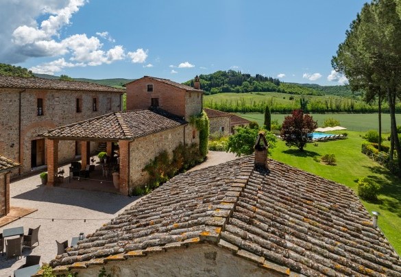 La tenuta è ornata da alberi da frutto, piante aromatiche, ulivi e cipressi - Podere Bellaria