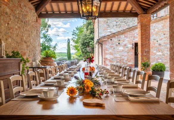 Largo portico con tavolo da pranzo - Podere Bellaria